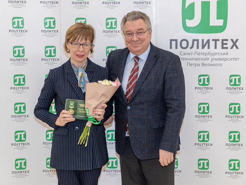 Поздравляем доцента ВШ МОП Ю.А. Кумбашеву с награждением знаком отличия